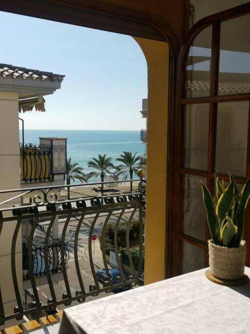 Cal Salmare Seafront Apartment With Rooftop Terrace And Pool Calafell Exteriér fotografie